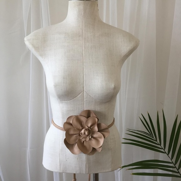 Vintage Tan Faux-Leather Flower Belt - Picture 2 of 4